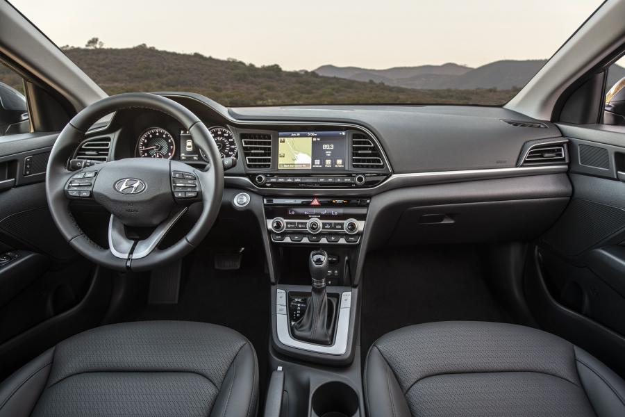 Торпедо Hyundai Elantra Limited (AD) 2018 года  (NA) (фото 13 из 42)
